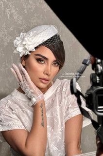کلاه مینی پیلباکس مدل روژین دیزاین شده با گلهای دستساز و تور