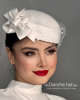 کلاه پیلباکس سفید مدل آنجلا دیزاین شده با پاپیون کلاسیک و تور