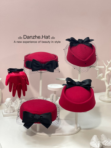 کلاه مجلسی قرمز کالکشن آناهید با پاپیون مشکی و تور